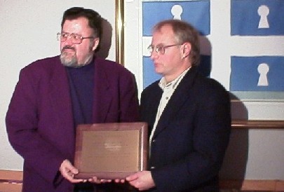 Daniel Baril (à droite) remet le prix Condorcet 1999 à Bruno Roy